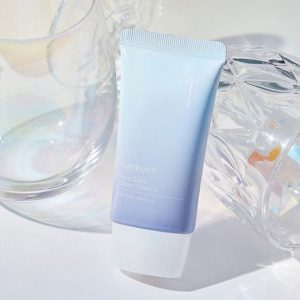 اسنس ضد آفتاب نامبوزین شماره ۱ Pure Glass با SPF50+ PA++++، پوست را در برابر اشعه‌های مضر محافظت می‌کند و جلوه‌ای شفاف و درخشان مانند شیشه (Glass Skin) ایجاد می‌نماید. مناسب انواع پوست به‌ویژه پوست حساس.